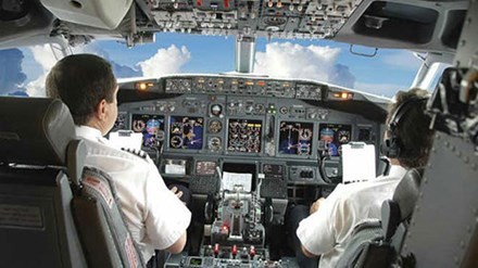 Cơ phó bị tố đánh cơ trưởng trong buồng lái