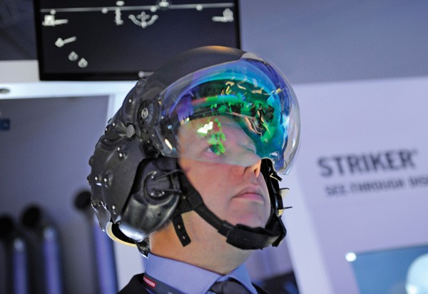 Có gì trong mũ bay của phi công F-35 Lightning II giá gần 9 tỷ VNĐ