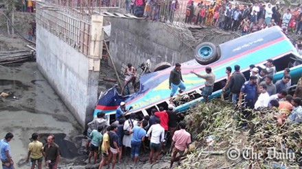 Bangladesh: Tai nạn xe buýt kinh hoàng, 24 người chết