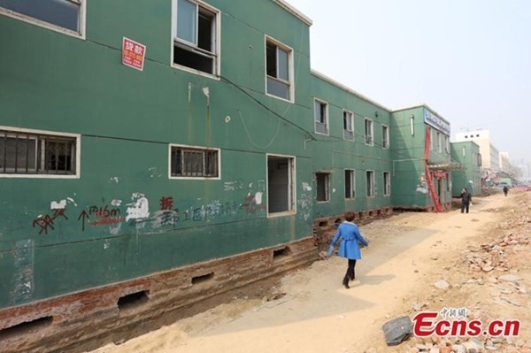 'Thần đèn' Trung Quốc di chuyển nhà hai tầng bằng 1.000 ống sắt