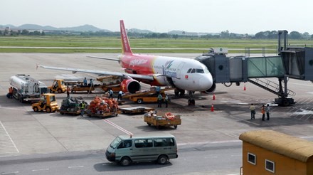 Khách mở tung cửa thoát hiểm của máy bay Vietjet
