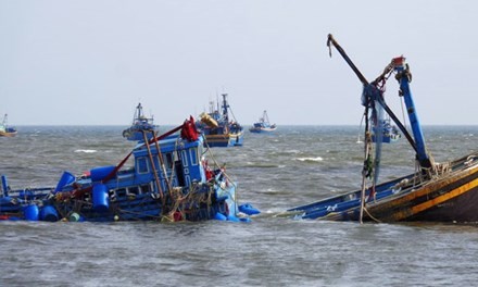 Va tàu chở 100 khách, tàu cá chìm ở cửa biển Phan Thiết