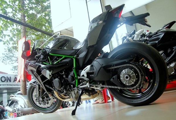 Cận cảnh siêu môtô Ninja H2 đầu tiên về Việt Nam