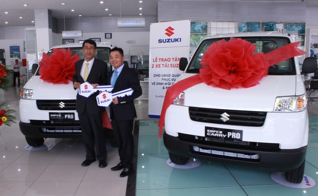 Suzuki tặng 2 xe tải phục vụ vệ sinh môi trường và chữa cháy