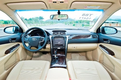 Toyota Camry 2.0E: Vua thực dụng