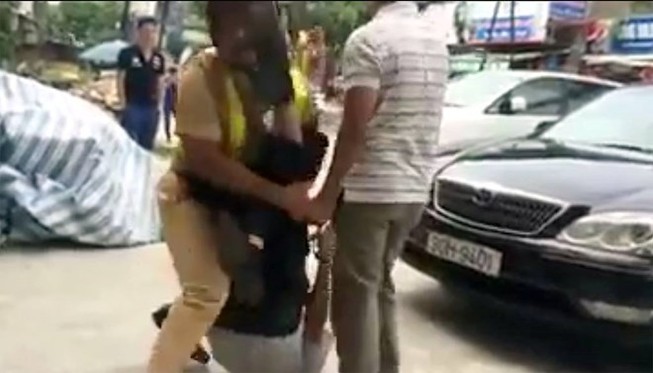 Hà Nội: Cảnh sát giao thông bị giật tung áo, rớt súng xuống đường