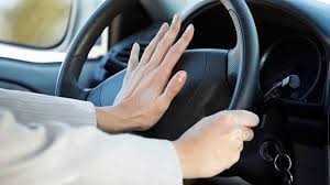 Bóp còi xe bằng ngón tay hay bàn tay ?