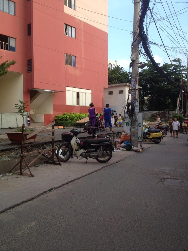 Tường chung cư sập, chưa đơn vị nào nhận trách nhiệm