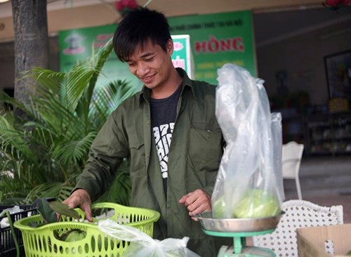 Lệ Rơi bán ổi ở Hà Nội sau những ngày rơi lệ ở showbiz
