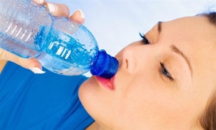 Dừng khẩn cấp quy tắc uống 2 lít nước mỗi ngày