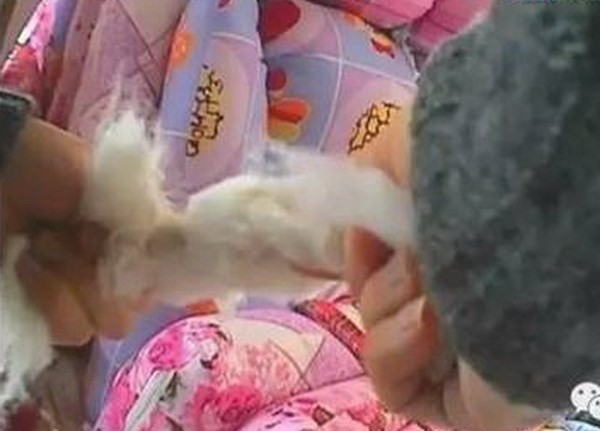 Rùng mình những chiếc chăn bông làm từ rác thải nhà tang lễ