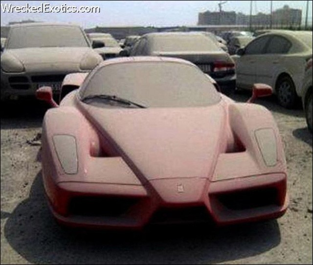 Cảnh sát không thể bán chiếc Ferrari Enzo phủ bụi nổi tiếng