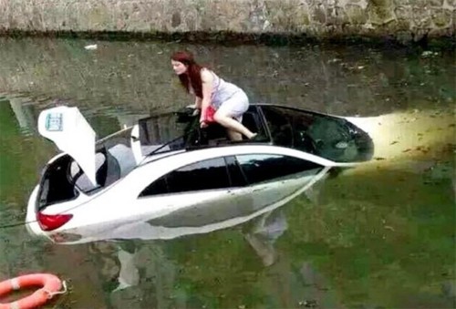 Kinh nghiệm thoát hiểm khi xe rơi xuống nước