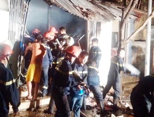 Một cửa hàng đồ vàng mã bị thiêu rụi trong đêm