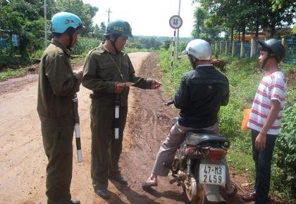 Hỏi về việc tạm giữ phương tiện và giấy tờ của công an xã, phường