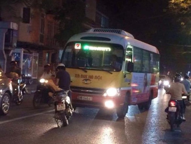 Xe máy chặn đầu xe buýt lấn làn: Ai đúng, ai sai?