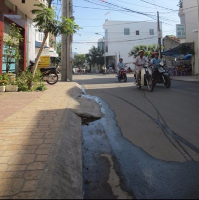 Đập, sửa vỉa hè làm đường xe lên xuống có bị phạt?
