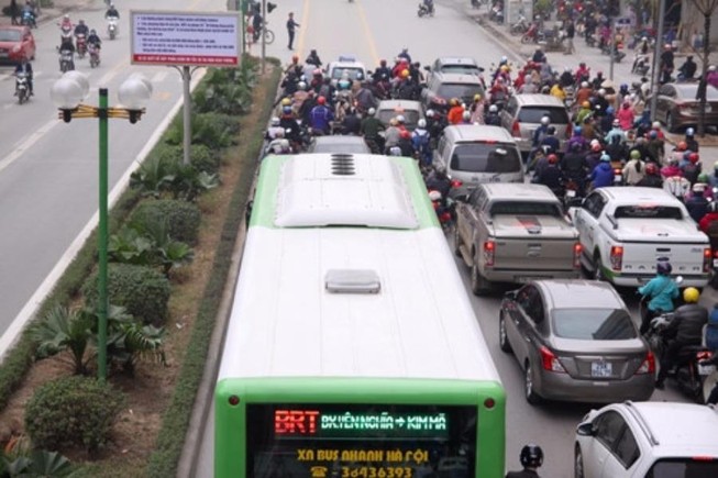 Xe máy lấn làn xe buýt nhanh bị phạt nguội 400.000 đồng