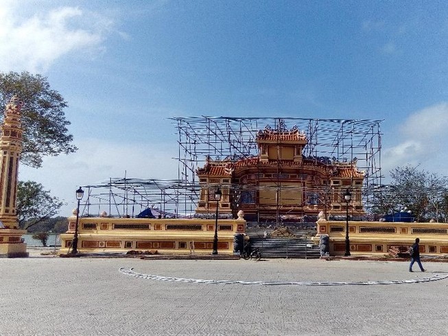 Bia Quốc học Huế sơn vàng: 'Đúng màu trong thời xưa'