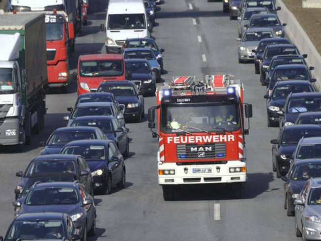 Xe máy leo vỉa hè, căn bệnh hết thuốc chữa?