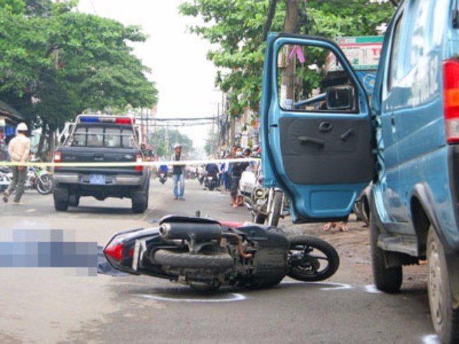 Mở cửa xe gây tai nạn, tước bằng lái đến 4 tháng