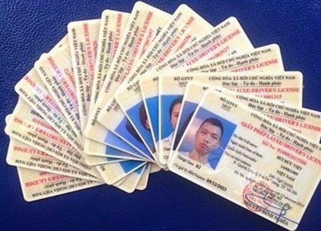 Điều khiển ô tô không mang GPLX bị phạt bao nhiêu?