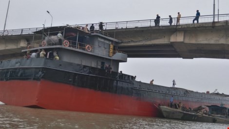 Yêu cầu công an vào cuộc điều tra vụ tàu đâm vào dầm cầu
