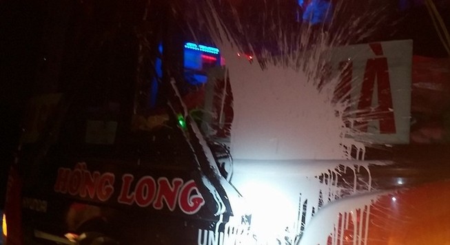 Không ăn cơm, xe khách bị ném đá?