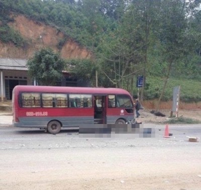 Xe khách lấn làn đâm vào xe máy làm hai người tử vong