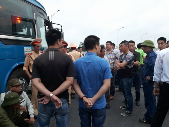 2 xe khách chặn ngang cao tốc vì phản đối tăng phí đường bộ?