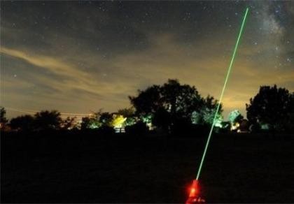 Kiến nghị xử hình sự đối với hành vi chiếu tia laser vào máy bay