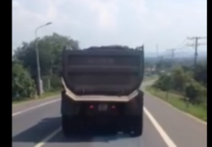 Đề nghị xử lý xe tải chạy chậm trên đường