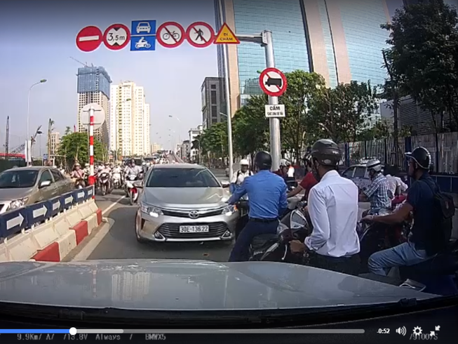 Clip xe “hiên ngang” chạy ngược chiều gây bức xúc