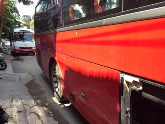 CSGT rút súng ngăn hai xe khách hỗn chiến