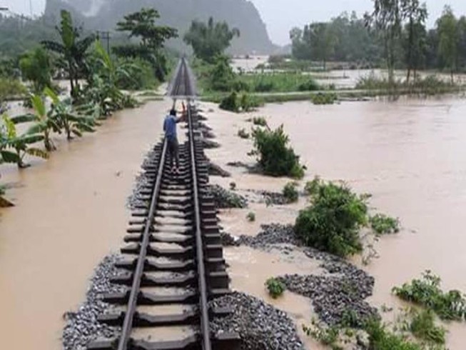 Đường sắt tê liệt, yêu cầu phát lương thực cho khách
