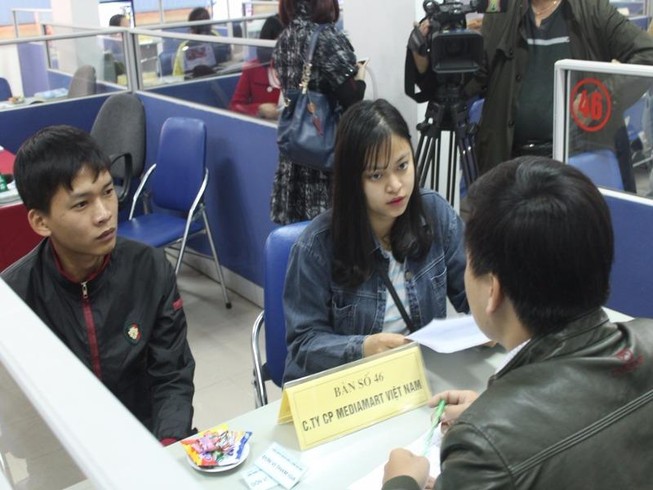 Người lao động cần việc nhẹ, lương cao, DN khó tuyển