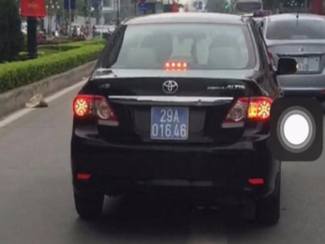 Đề nghị công an truy tìm xe biển xanh đi vào đường cấm