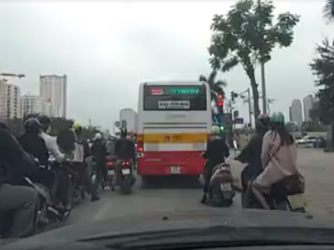 Xử nghiêm tài xế xe buýt nghênh ngang vi phạm luật