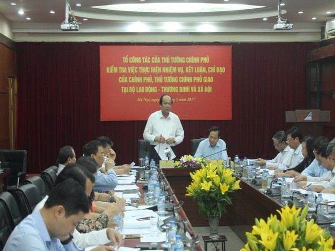 Bộ trưởng nói về việc khen thưởng hai lão nông