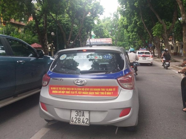 Sở GTVT Hà Nội yêu cầu các hãng taxi gỡ khẩu hiệu