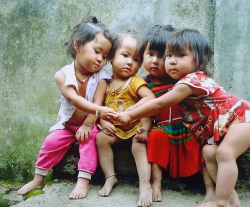 Những bức ảnh tự chụp của trẻ em cao nguyên đá gây 'choáng'