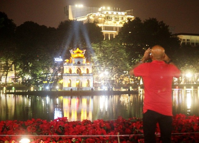 Trang trí phố Hà Nội xấu hơn Sài Gòn?