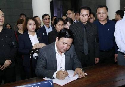 Bí thư Thành ủy TP.HCM Đinh La Thăng viếng nghệ sĩ Trần Lập