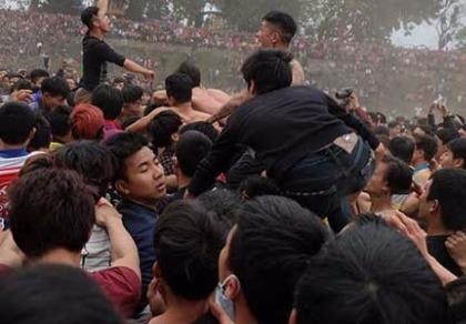 Yêu cầu thay đổi hình thức 2 lễ hội cướp phết bạo lực