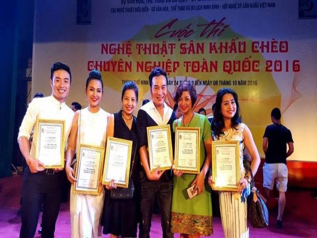 Chèo Hà Nội bội thu huân chương