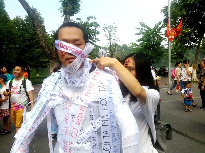 Phố đi bộ xao động vì 'xác sống' truyền thông điệp