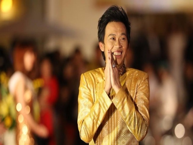 Hoài Linh sở hữu nút Play mạ bạc từ YouTube