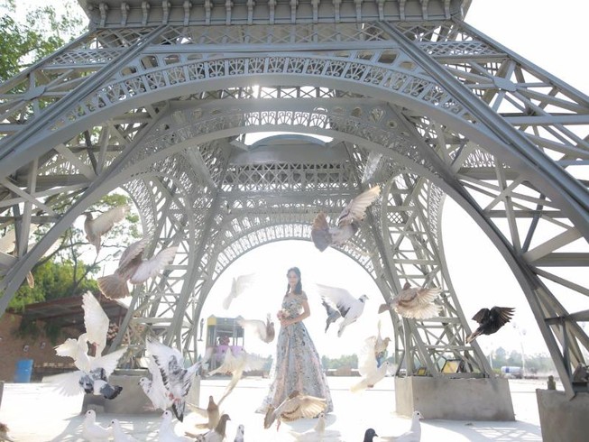 Dạo bước đại lộ ngôi sao, ngắm tháp Eiffel trên đất Bắc