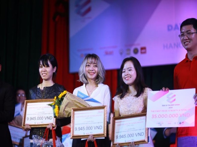 Sinh viên Hà Nội hùng biện về bầu cử Tổng thống Mỹ