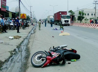 Tránh xe đậu bên đường, một phụ nữ chết thảm
